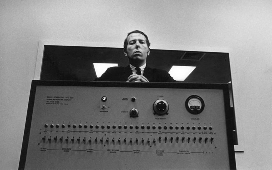 Das Milgram-Experiment bestätigte Arendts These von der Banalität des Bösen. Durchschnittliche Personen sind dazu bereit, autoritären Anweisungen auch dann Folge zu leisten, wenn sie in direktem Wider ...