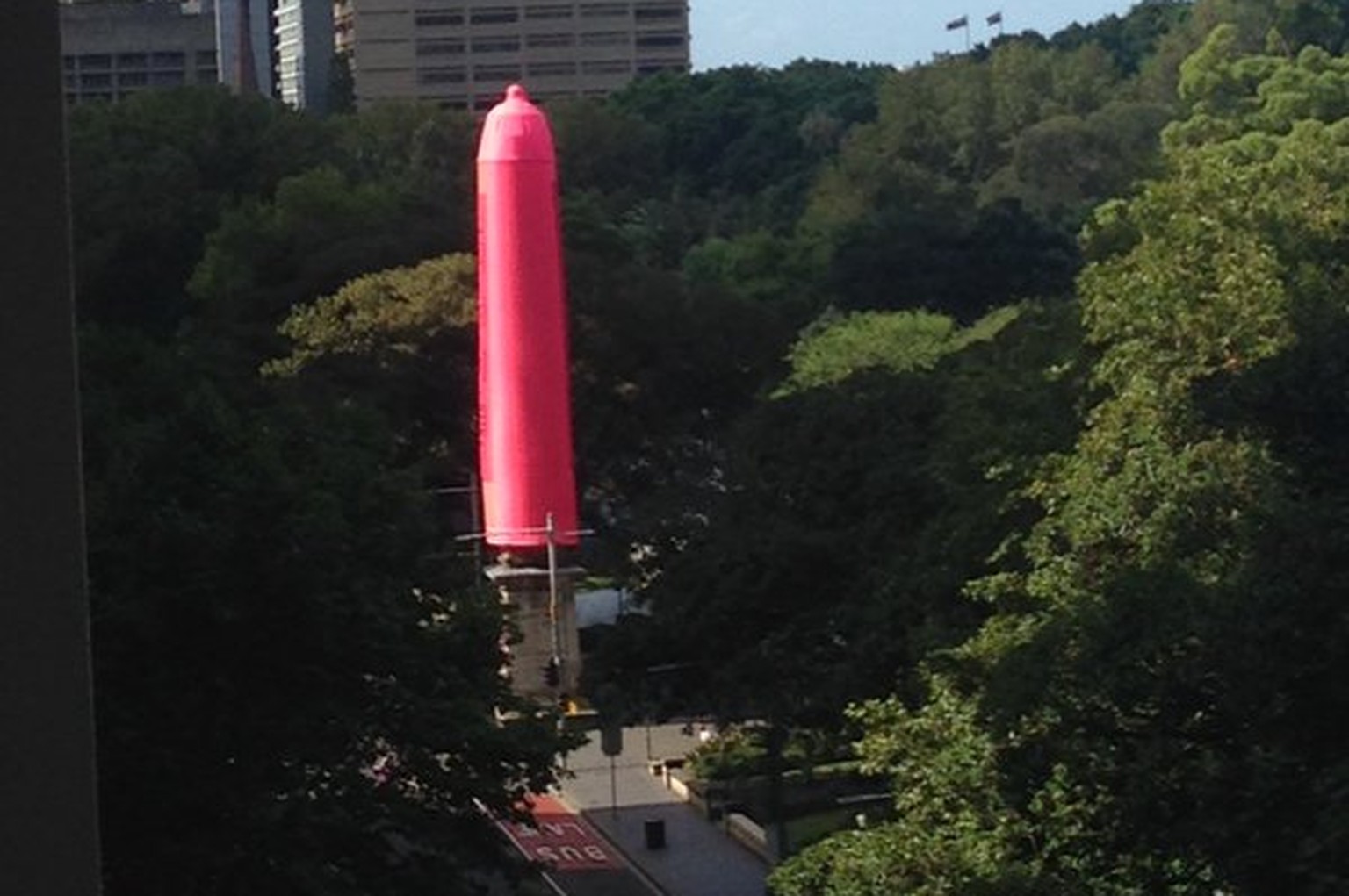 Über einen Obelisken gestülpt: Das Riesen-Kondom von Sydney.