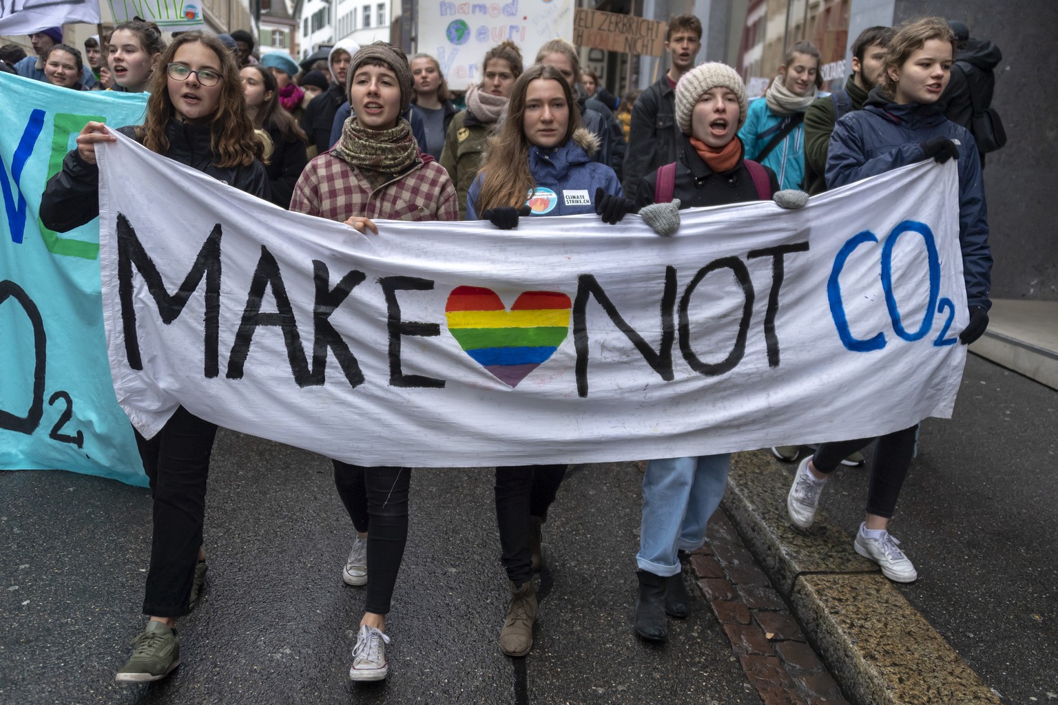 Demonstranten protestieren im Zuge der Bewegung Klimastreik gegen den Klimawandel und die globale Klimapolitik in Basel, am Freitag, 1. Maerz 2019. (KEYSTONE/Georgios Kefalas)