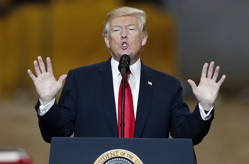 epa06636356 US President Donald J. Trump speaks about his infrastructure plan during a visit to Local 18 Richfield Training Facility in Richfield, Ohio, USA, 29 March 2018. EPA/DAVID MAXWELL