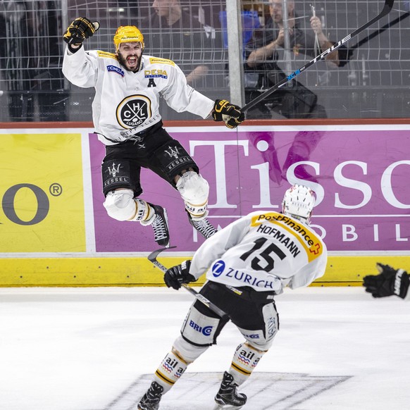HC Lugano Stuermer Maxim Lapierre, hinten, feiert den Treffer seines Teamkollegen zum 2-3 im sechsten Eishockey Playoff-Finalspiel der National League zwischen den ZSC Lions und dem HC Lugano am Mittw ...