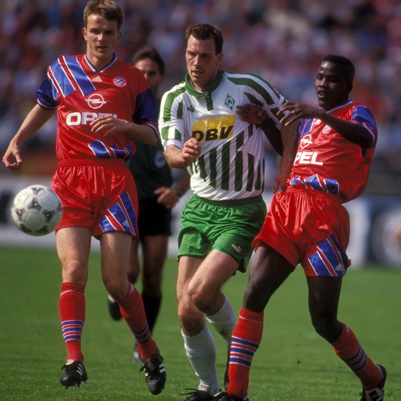 Bildnummer: 03601781 Datum: 22.04.1995 Copyright: imago/Kicker/Liedel
Frank Neubarth (Bremen, Mitte) gegen Dietmar Hamann (li.) und Samuel Osei Kuffour (beide Bayern); Sammy, FC Bayern M