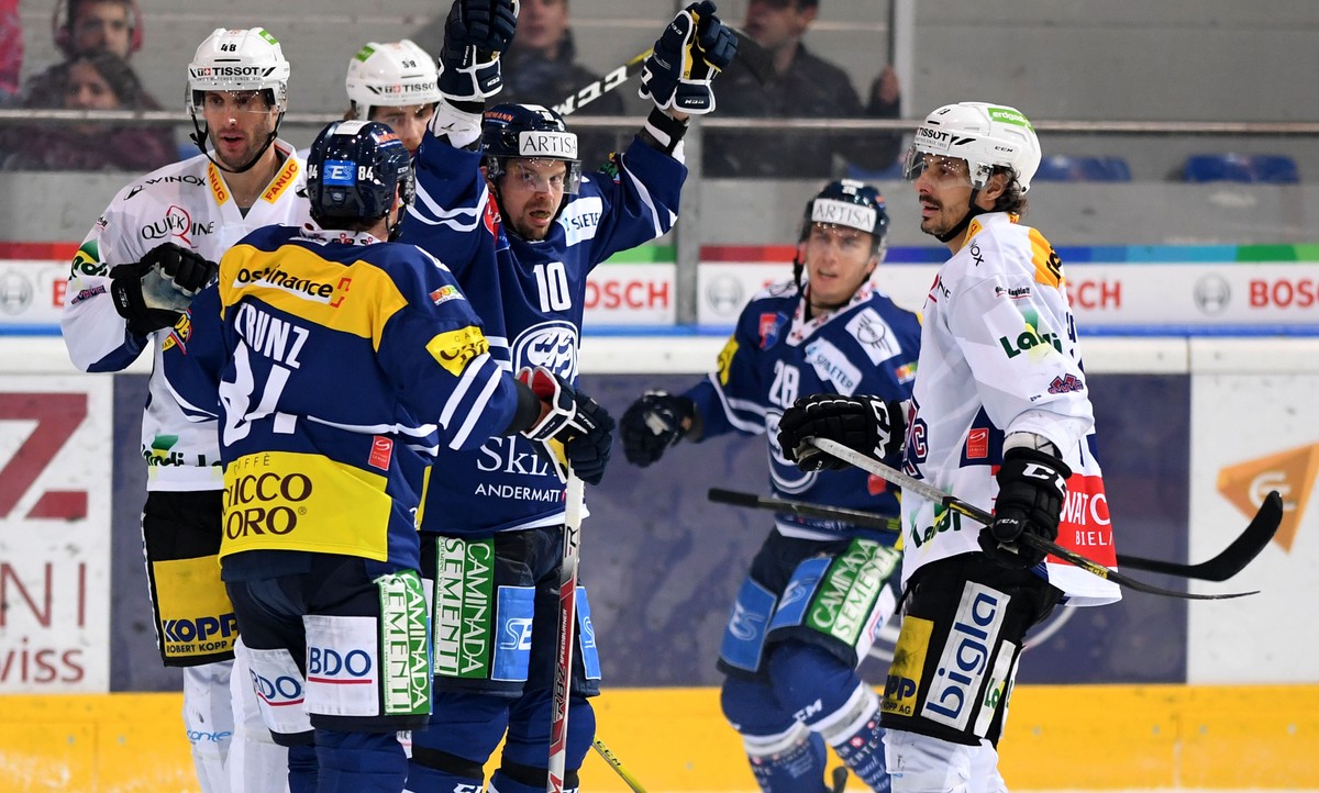 Ambri's Janne Pesonen, center, celebrates the 1-1 goal, during the preliminary round game of National League A (NLA) Swiss Championship 2016/17 between HC Ambri Piotta and EHC Biel, at the ice st ...