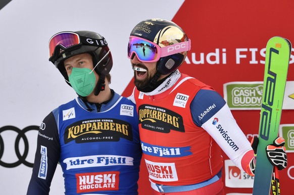 epa09704162 Winner Ryan Regez (R) of Switzerland celebrates with second placed David Mobaerg (L) of Sweden after the men's big final of the FIS Freestyle Ski Cross World Cup in Idre Fjall, Sweden, 23 January 2022.  EPA/Anders Wiklund  SWEDEN OUT
