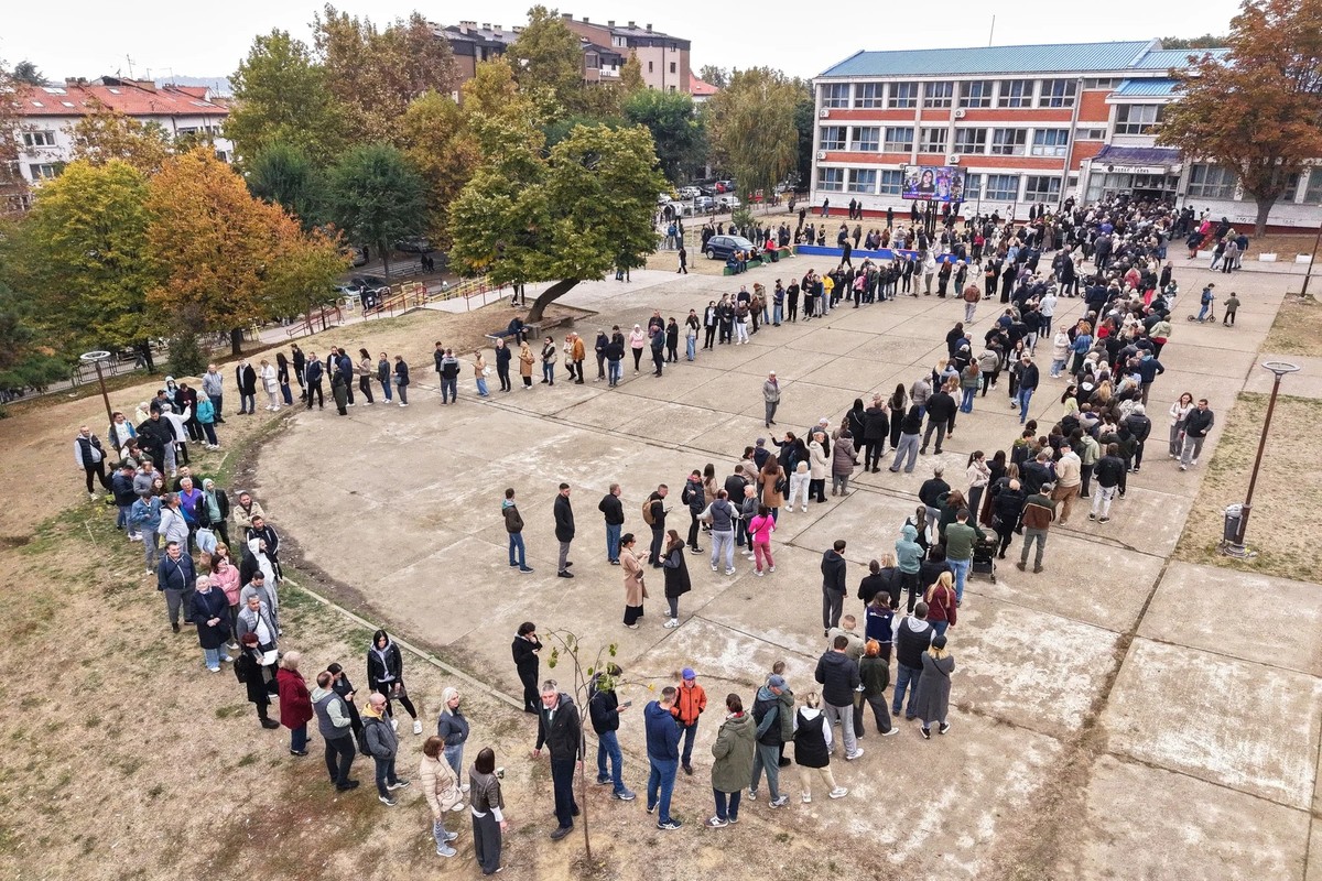 Lange Schlangen bilden sich am Sonntagmittag vor den Wahllokalen in Belgrad.