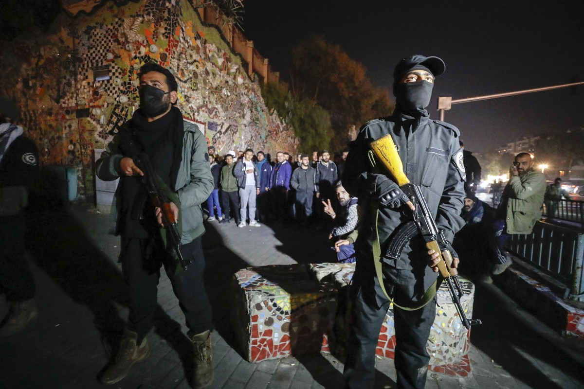 Security forces of the new Syrian government secure the area around group of Alawite protesters in the Mazzeh district in Damascus Wednesday Dec. 25, 2024. The minority Alawite community is an offshoo ...