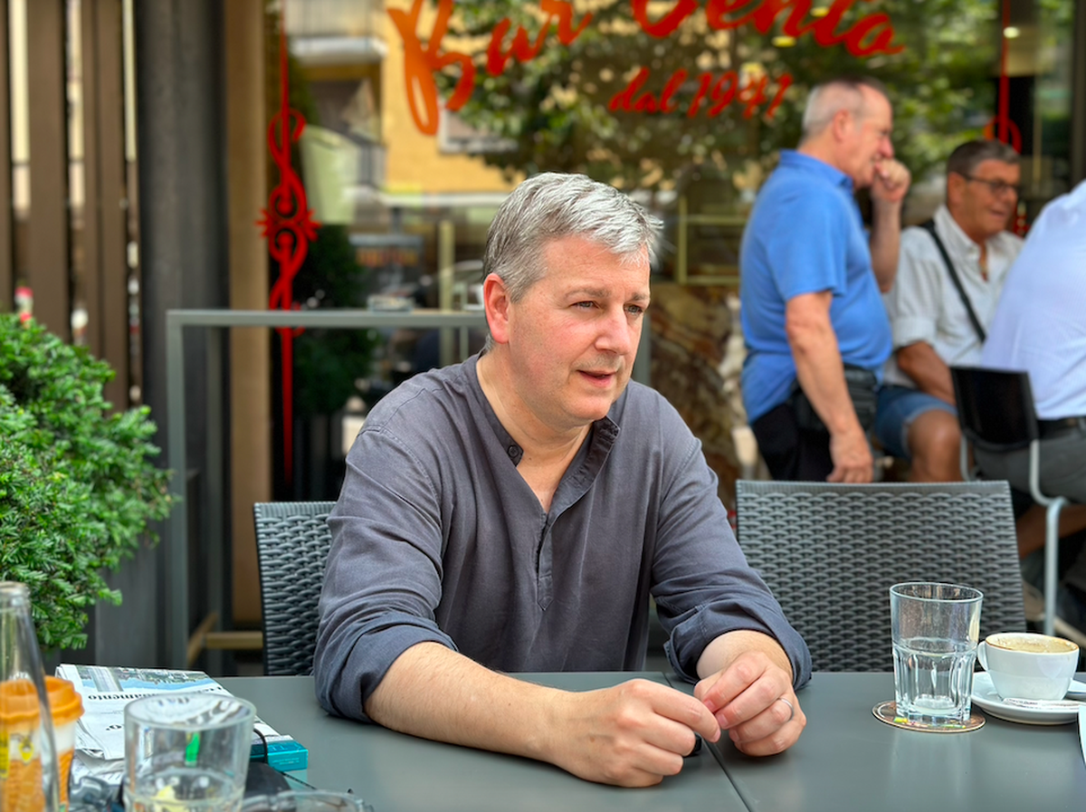 SVP-Präsident und Tessiner Ständerat Marco Chiesa vor einem Bistro in Lugano, wo er watson für das grosse Wahljahr-Interview trifft. Aufgenommen am 11. Juli 2023.