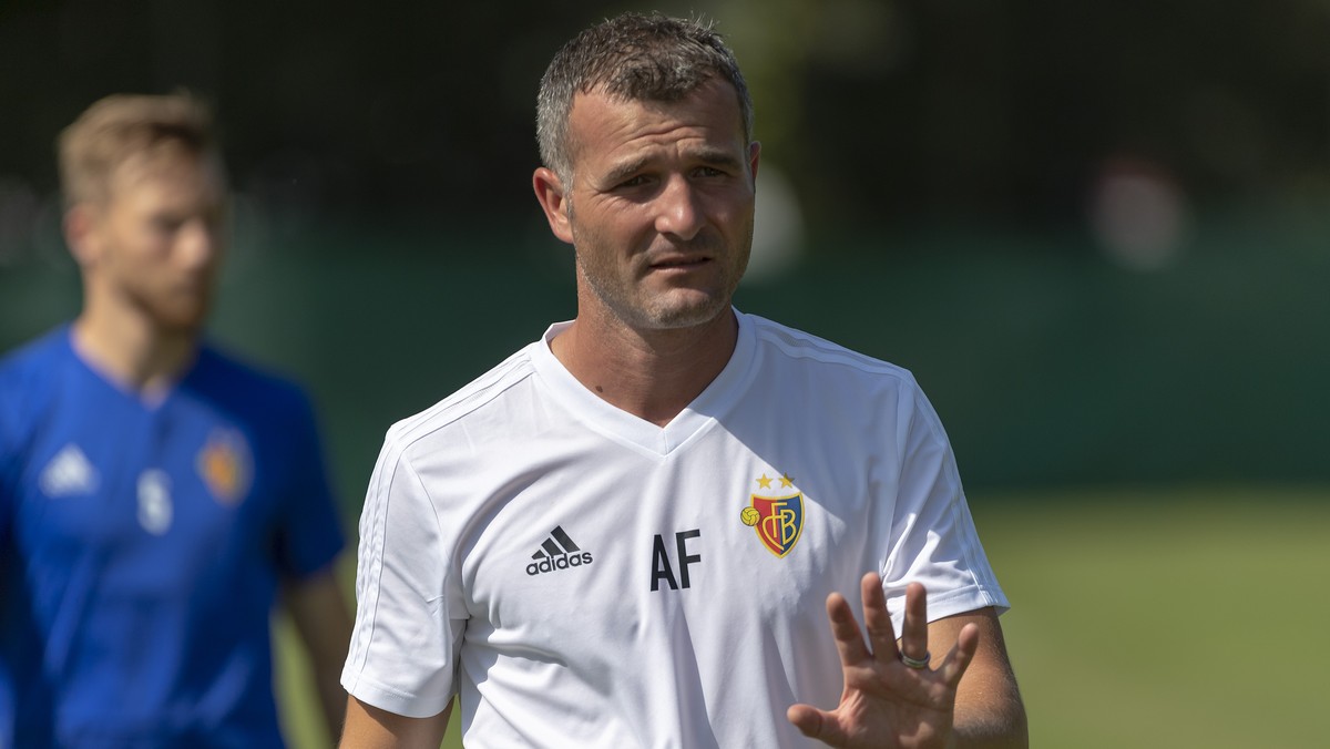 ARCHIVBILD ZUR KEYSTONE-SDA-PREMIUMSTORY UEBER ALEX FREI --- Basel's temporary head coach Alex Frei during a training session in the St. Jakob-Park training area the day before the UEFA Champions ...