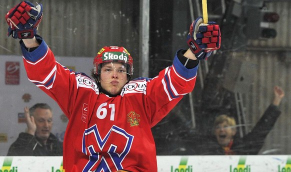 Biel&#039;s Kevin Loetscher feiert seinen Treffer zum 2:2, beim Eishockey Meisterschaftsspiel der National League A zwischen dem EHC Biel-Bienne und den ZSC Lions, am Freitag, 5. November 2010, im Eis ...