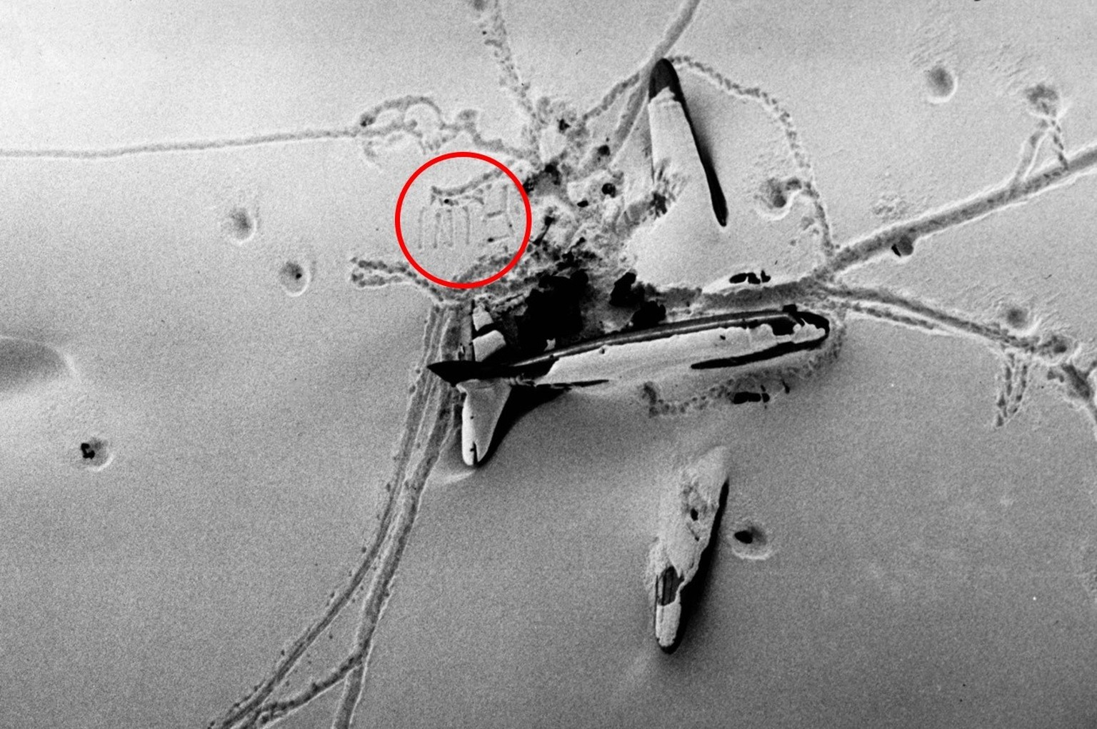 Die abgestuerzte Dakota DC-3 der US Air-Force, am 23. November 1946 auf dem Gauligletscher. Die Loecher im Schnee wurden von Hilfspaketen verursacht, die aus Flugzeugen der US-Armee abgeworfen wurden. ...