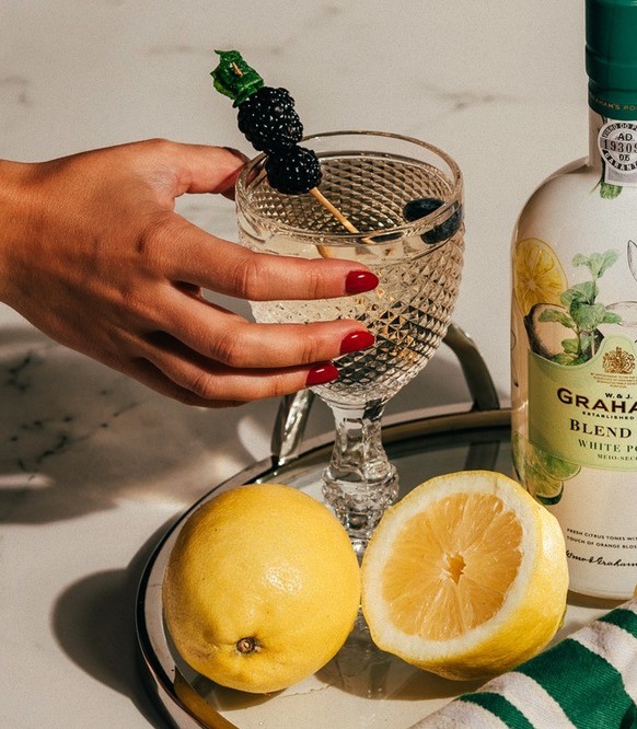 white port blackberry and basil cocktail drinks sommer trinken alkohol food essen https://www.dettling-marmot.ch/index.php?eID=tx_nawsecuredl&amp;u=0&amp;g=0&amp;t=1653556822&amp;hash=6435a2a61217131a ...