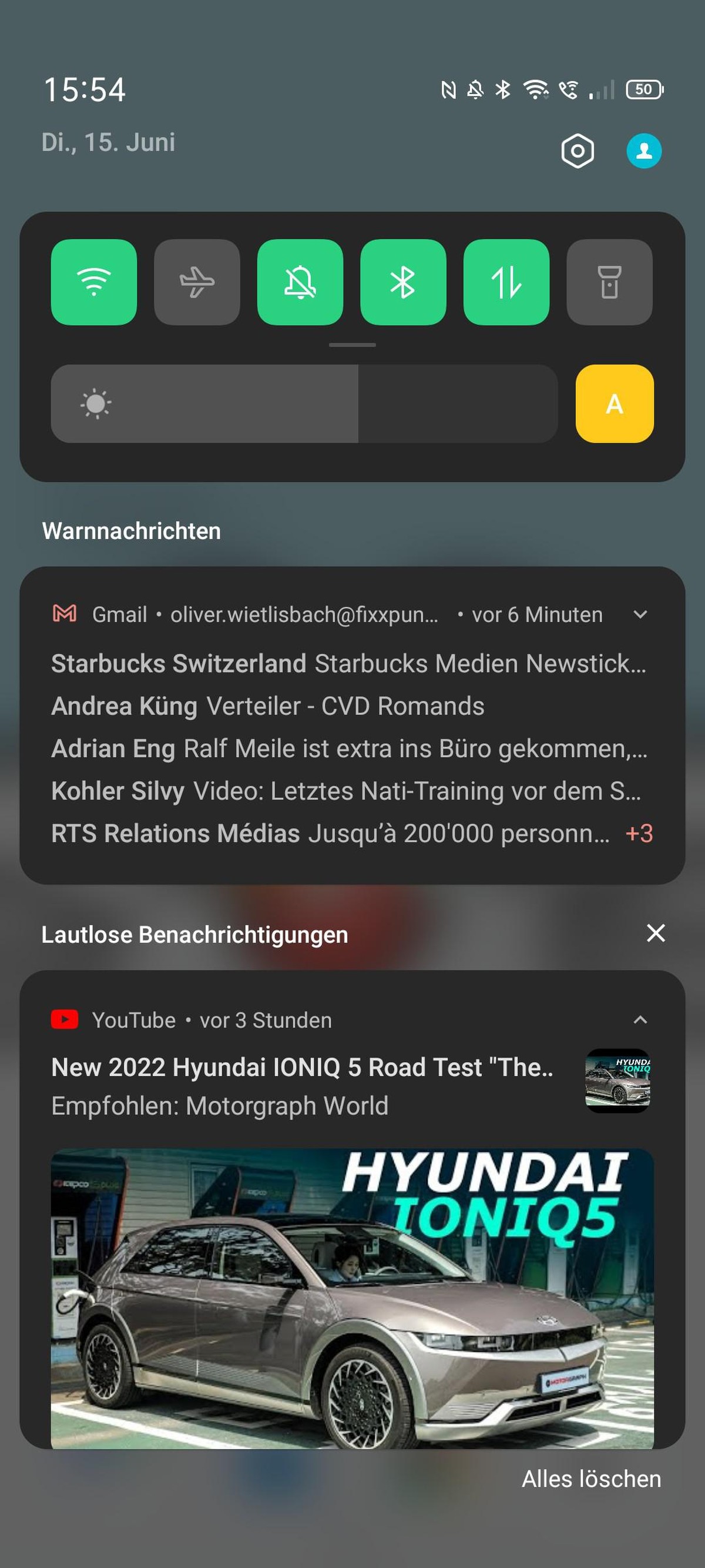 Neue Benachrichtigungen und die Schnelleinstellungen lassen sich mit dem Daumen sehr ...