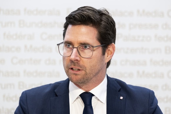 Nationalrat Lars Guggisberg, SVP-BE, spricht waehrend einer Medienkonferenz von der SVP Schweiz unter dem Titel &quot;Finanzloch: Der Bund vernichtet Milliarden Franken Steuergelder!&quot;, am Freitag ...