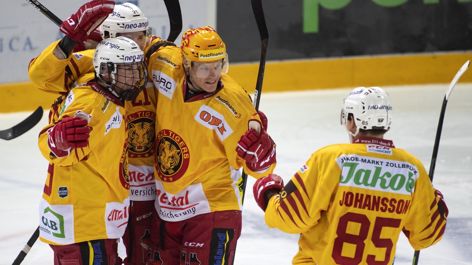 Tigers&#039;s player Harri Pesonen celebrates with his teammates the 0-2 goal, during the preliminary round game of National League Swiss Championship 2018/19 between HC Lugano and SCL Tigers, in Luga ...