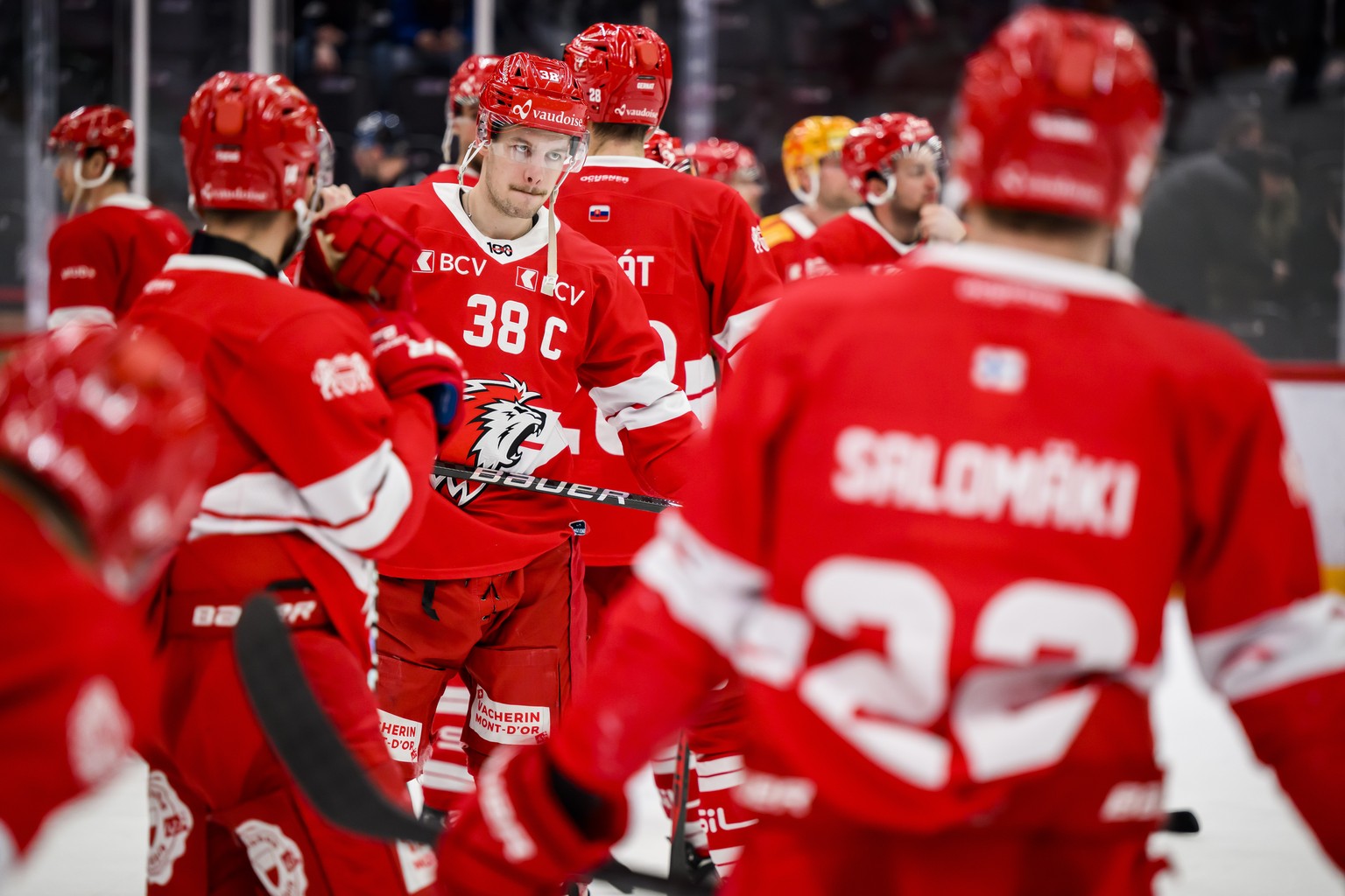 Deception des joueurs du LHC avec au centre le defenseur lausannois Lukas Frick lors du match du championnat suisse de hockey sur glace de National League entre Lausanne HC et EV Zug le samedi 4 mars  ...