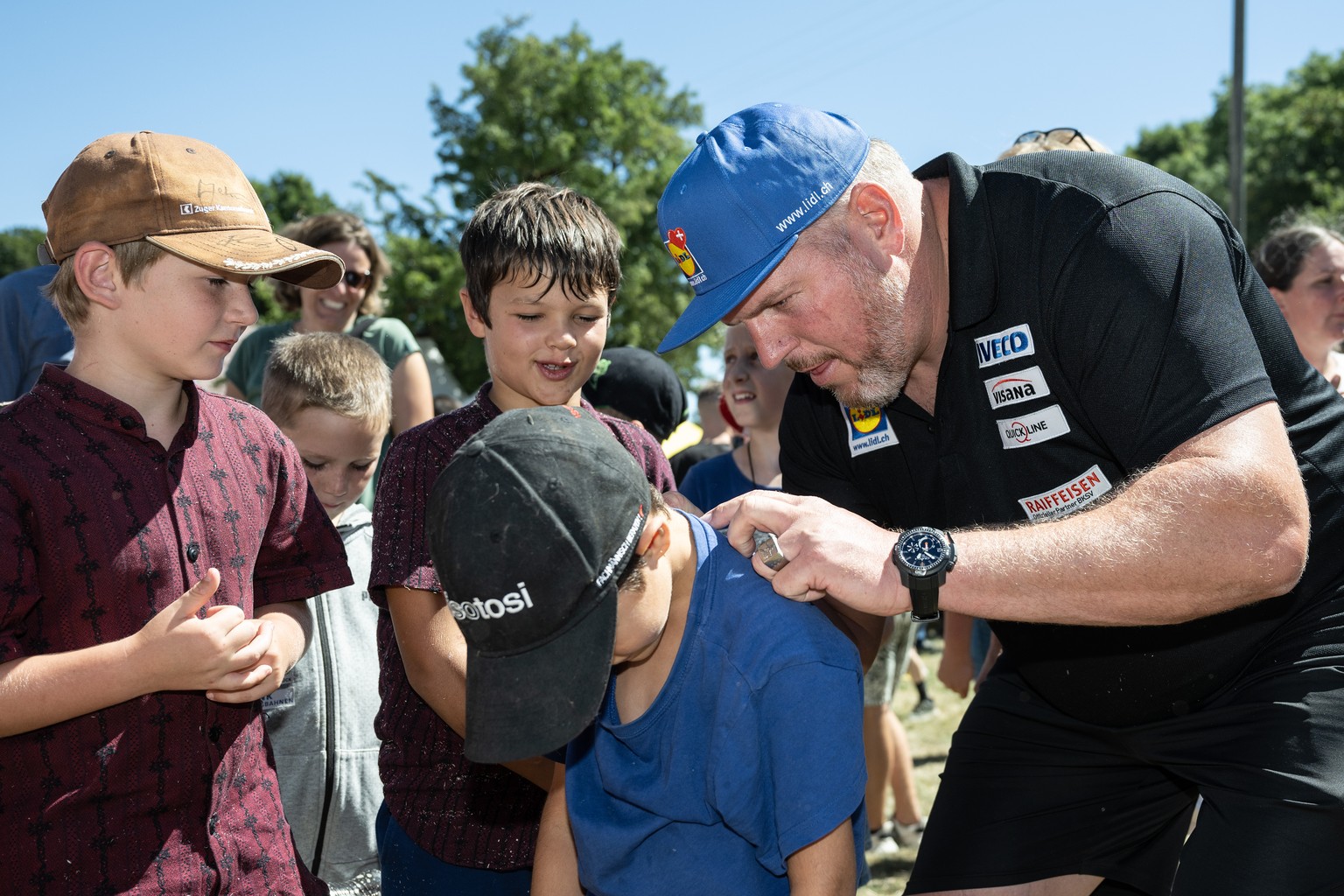 Christian Stucki, rechts, erteilt Autogramme am Boezingenberg Schwinget, am Samstag, 13. August 2022, auf dem Boezingenberg. Der Schwingerkoenig erlitt einen Bandscheibenvorfall und ist verletzt. (KEY ...