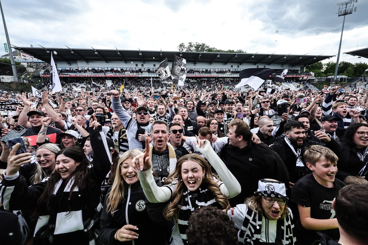 epa12968446 Fans celebrate Elversberg's promotion to the 1st division of the Bundesliga with fans after the German Bundesliga second division soccer match between SV Elversberg and Preussen Muens ...