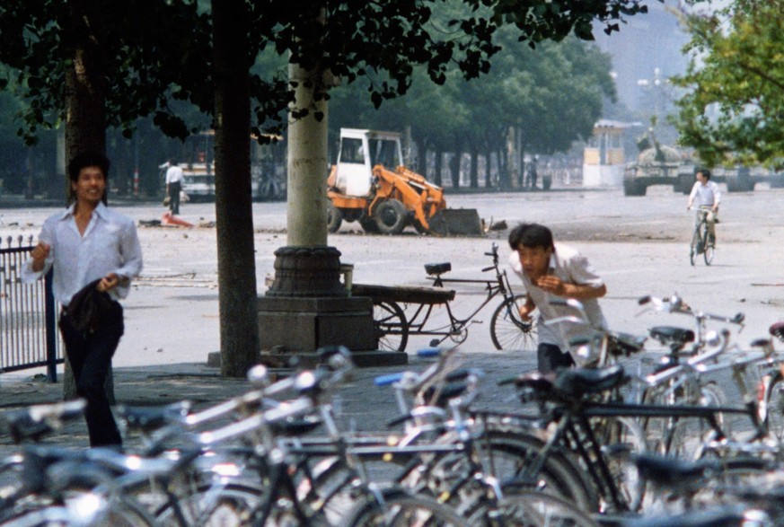 5. Juni 1989 in der Nähe des Tiananmen-Platzes auf der Chang'an Avenue: Panzer rollen an, der unbekannte Mann mit den Einkaufstaschen, der «Tank Man» steht bereit. Gleich wird hier eines der bekanntes ...