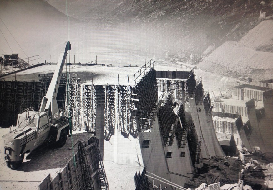 1500 Mann waren beim Bau der Staumauer beteiligt. Zehn kamen ums Leben.