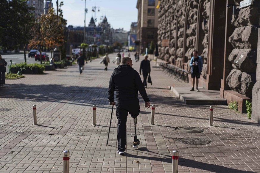 KEYPIX - A Ukrainian war veteran walks on the pedestrian side of Khreschatyk street in center of Kyiv, Ukraine, on Thursday, Sept. 18, 2025. (AP Photo/Evgeniy Maloletka)