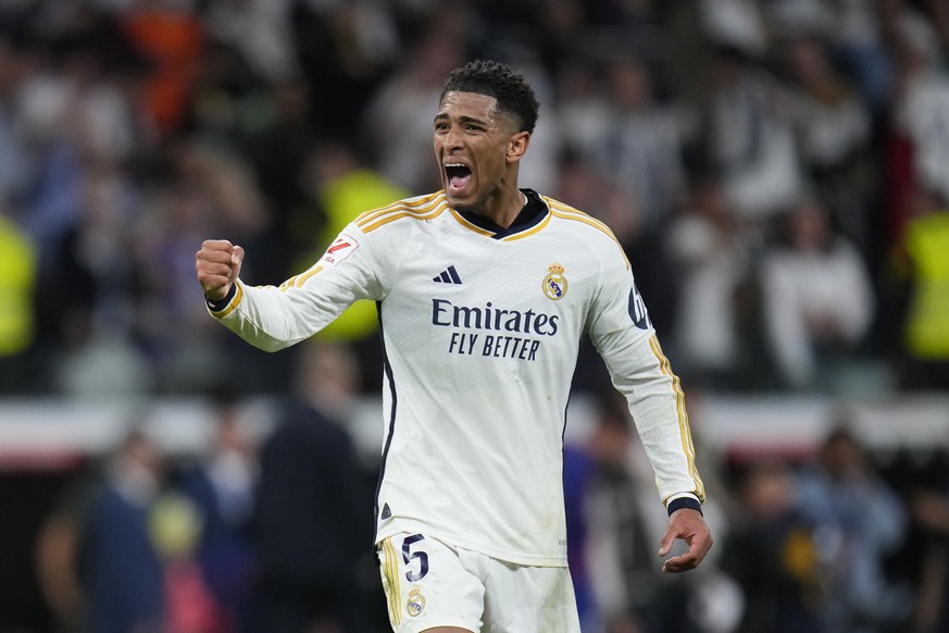 Real Madrid&#039;s Jude Bellingham celebrates after scoring his side&#039;s third goal during the Spanish La Liga soccer match between Real Madrid and Barcelona at the Santiago Bernabeu stadium in Mad ...