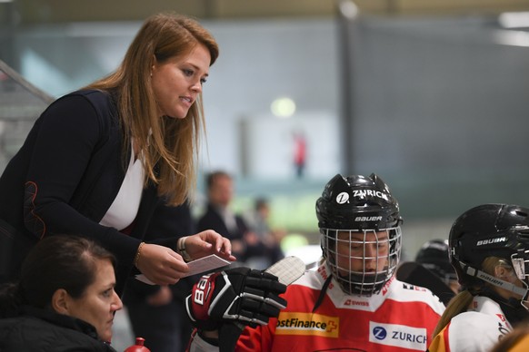 Florence Schelling, ehemalige Schweizer Eishockey-Nationaltorhueterin, in ihrer neuen Funktion als Assistant Coach beim Spiel der Schweizer Damen U18 Eishockey Nationalmannschaft gegen Russland, aufge ...