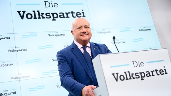 epa11813156 Interim OeVP chairman Christian Stocker speaks during a press conference in Vienna, Austria, 08 January 2025. EPA/MAX SLOVENCIK