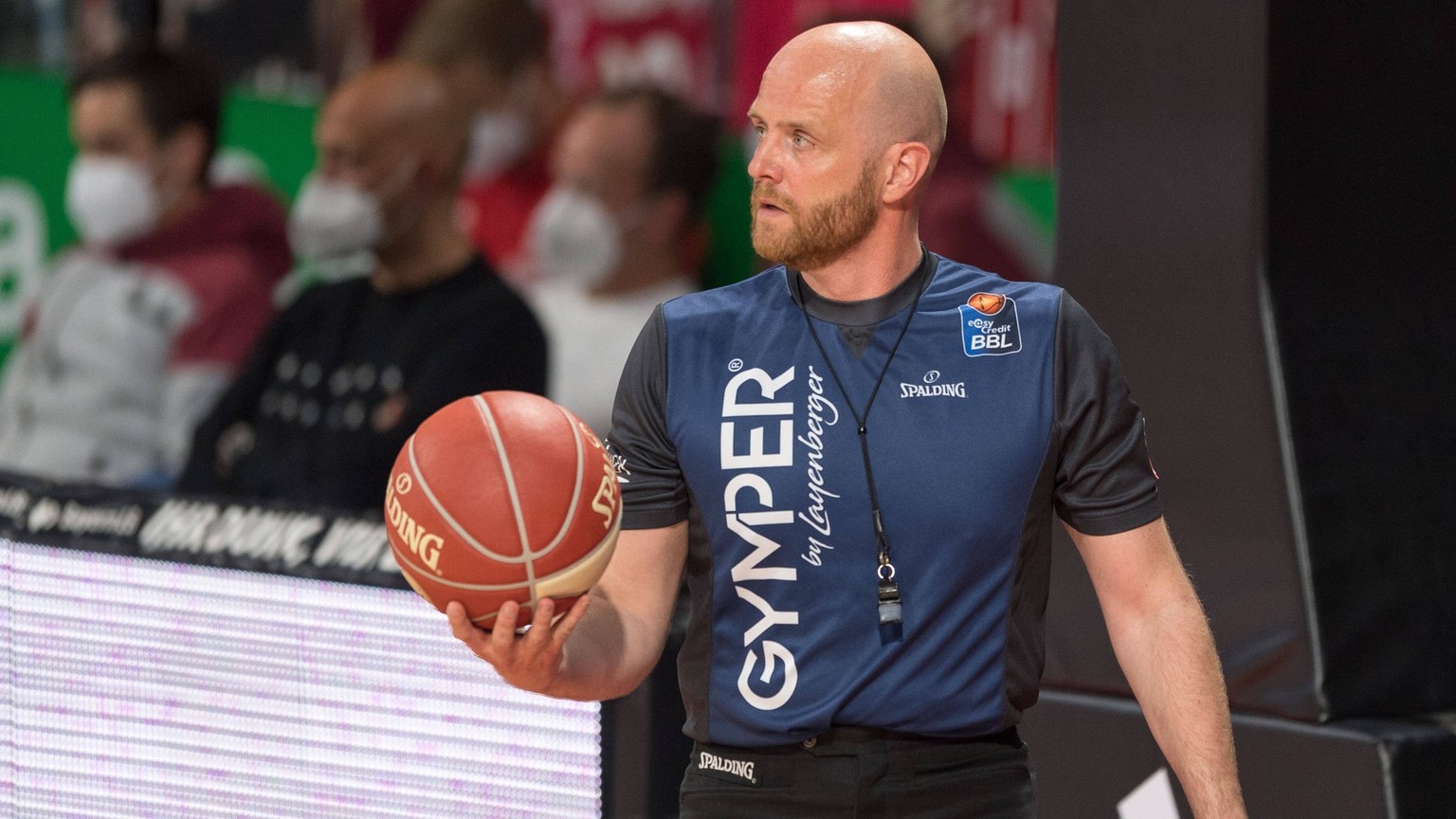Benjamin Barth als Schiedsrichter in der Basketball-Bundesliga.