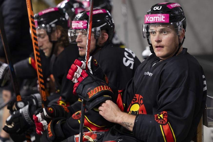 Julius Honka, vorne, und seine Teamkollegen beim ersten offiziellen Eistraining des SC Bern, am Montag, 7. August 2023 in der Trainingshalle der PostFinance Arena in Bern. (KEYSTONE/Peter Klaunzer)