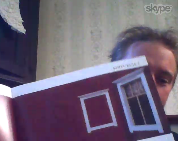 Juha stellte Holzrahmen her, bis ihn ein Burnout in die Arbeitslosigkeit zwang. Auf Skype zeigt er den Katalog mit seinen früheren Arbeiten.