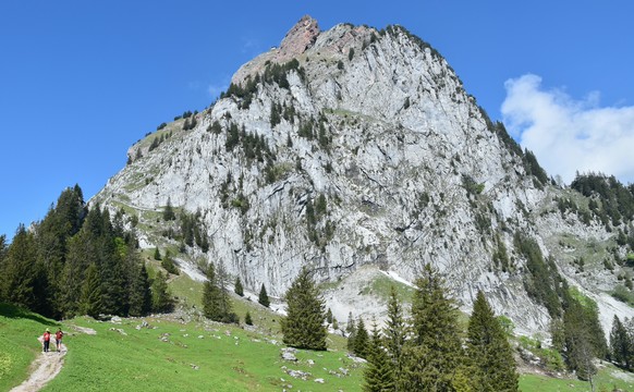 Der Grosse Mythen oberhalb von Brunni am Donnerstag, 10. Juni 2021. Bis zu 40'000 Menschen wandern jedes Jahr auf den Berg. Auch auf 1898 Meter ueber Meer wird es zurzeit bis zu 25 Grad warm. (KE ...