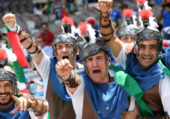 epa05371980 Supporters of Italy cheer prior to the UEFA EURO 2016 group E preliminary round match between Italy and Sweden at Stade Municipal in Toulouse, France, 17 June 2016.

(RESTRICTIONS APPLY: ...