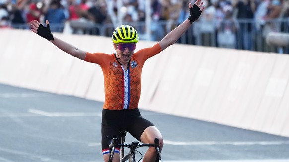 Annemiek van Vleuten freut sich über den vermeintlichen Gewinn der Goldmedaille.