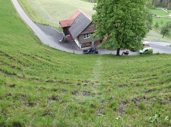 Ein rund 600 Kilogramm schwerer, frisch gewickelter Siloballen ist am 11. Mai 2022 in Menznau LU ins Rollen geraten. Er prallte nach rund 140 Metern gegen ein Auto, das auf der Strasse unterwegs war.  ...
