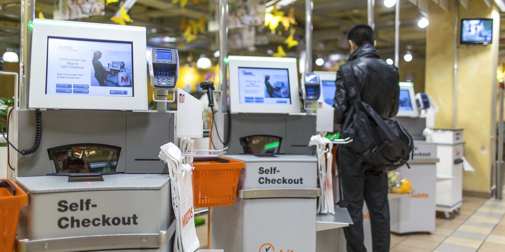 Eine Frau hat über Monate Waren an Self-Checkout-Kassen der Migros unterschlagen. (Symbolbild)