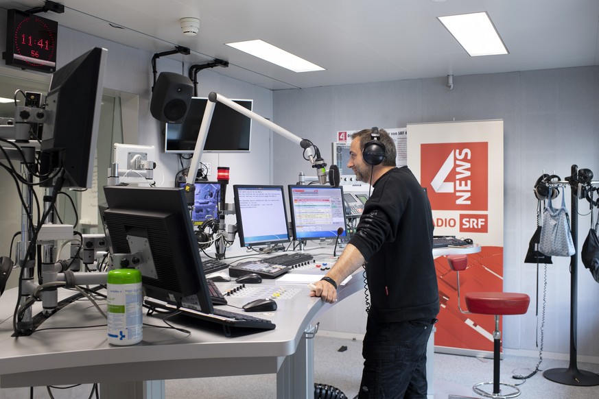 ARCHIVBILD --- ZUR DISKUSSION UM DAS RADIOSTUDIO BERN AN DER SRG GENERALVERSAMMLUNG AM 3. MAI 2019 STELLEN WIR IHNEN FOLGENDES BILDMATERIAL ZUR VERFUEGUNG --- Ein SRF-Journalist arbeitet in einem Stud ...