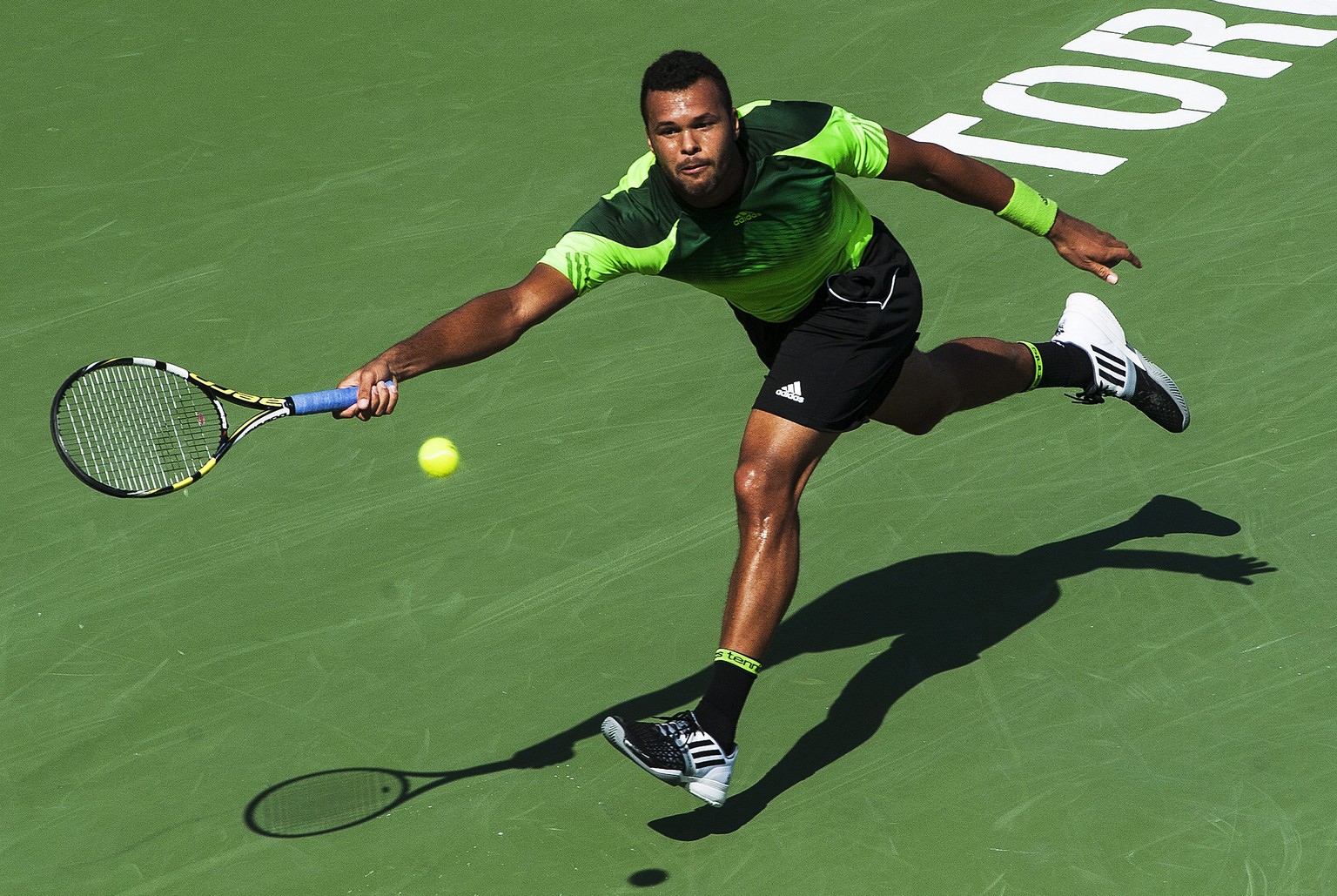 Tsonga schlägt Federer in zwei Sätzen.