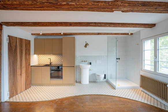 Links die Kochnische, rechts das «Badezimmer».