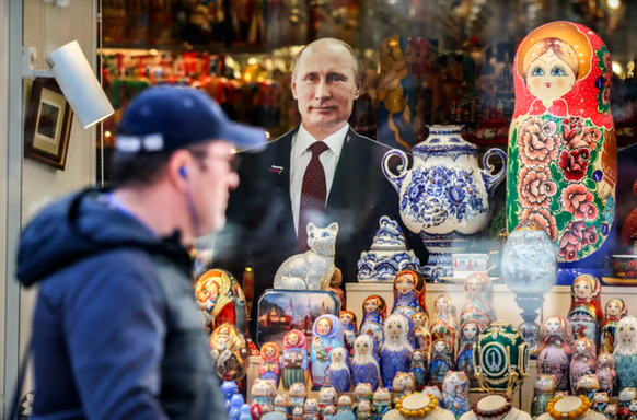 Souvenirladen mit einer Pappfigur von Wladimir Putin in Moskau.