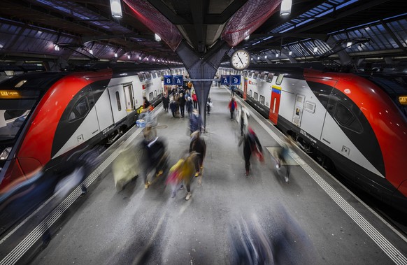 Reisende auf einem Perron am Zuercher Hauptbahnhof, am Freitag, 17. Dezember 2021, in Zuerich. (KEYSTONE/Michael Buholzer)