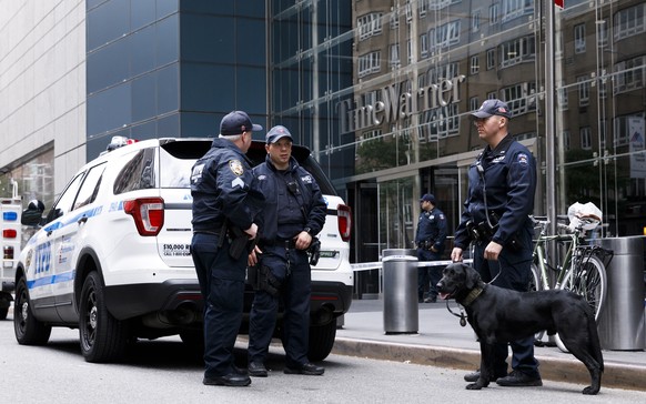 epaselect epa07117040 Police stand in front of the Time Warner building where an explosive device was found at the CNN&#039;s offices in New York, New York, USA, 24 October 2018. According to official ...