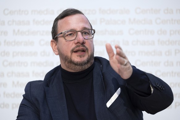 Philipp Matthias Bregy, Parteipraesident Die Mitte, spricht waehrend einer Medienkonferenz des ueberparteilichen Referendumskomitees mit SVP, Mitte, EVP und EDU sowie Gewerbeverband, Bauernverband und ...