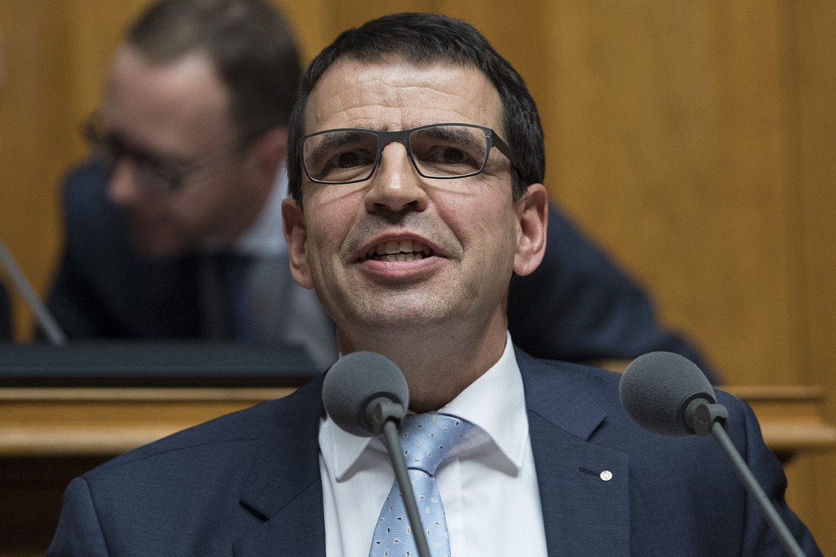 Nationalrat Matthias Jauslin, FDP-AG, spricht waehrend der Diskussion zum Auslaendergesetz und der Steuerung der Zuwanderung und Vollzugsverbesserungen bei den Freizuegigkeitsabkommen, an der Winterse ...