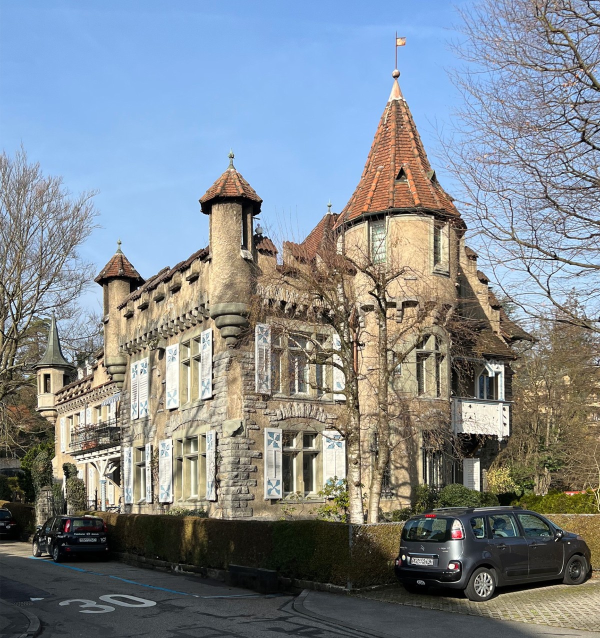 So etwas wie das Probierstück im Villenformat. Zwei Jahre vor dem Bau der Festhütte für das Schützenfest in Luzern 1901 entwirft Hans Siegwart an der Reckenbühlstrasse 2 für seinen Bruder, den Bildhau ...