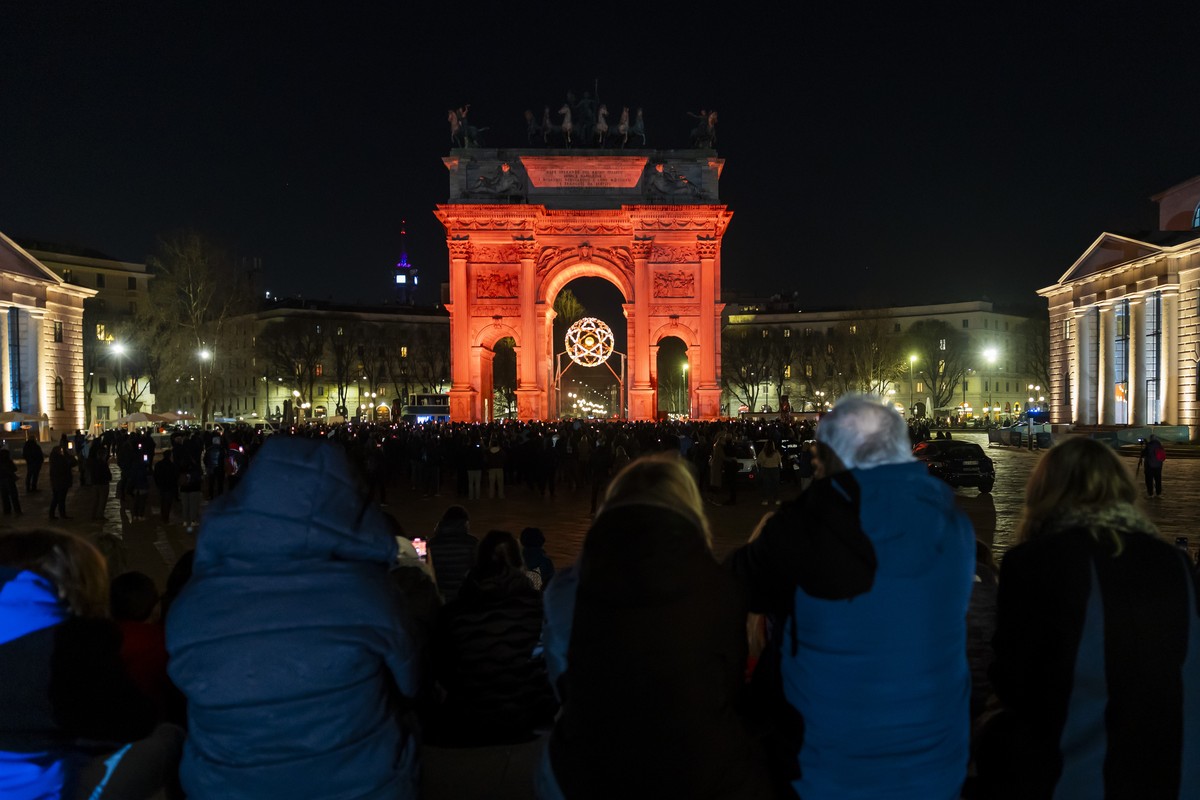 People watch the light show on the Arco della Pace and on the Olympic cauldron, where the Olympic flame burns during the 2026 Olympic Winter Games in Milan, Italy, on Saturday, February 21, 2026. (KEY ...