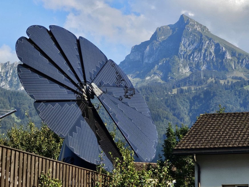 Mit ihren Panels folgt die Smartflower stets der Sonne.