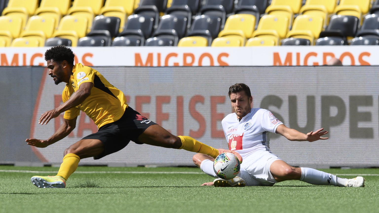 YBs Saidy Janko, links, gegen Luzerns Pascal Schuerpf, rechts, im Fussball Meisterschaftsspiel der Super League zwischen dem BSC Young Boys und dem FC Luzern, im Wankdorf Stadium in Bern, am Sonntag,  ...