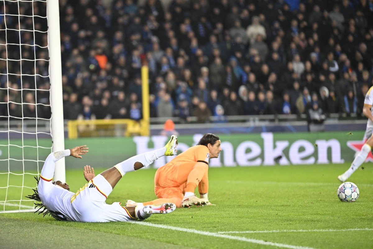 Club Brugge v RC Lens - UEFA Champions League BRUGGE, BELGIUM - OCTOBER 21 : Sommer Yann goalkeeper of Club Brugge and Kadile Junior Forward of RC Lens during the UEFA Champions League 2026/27 League  ...