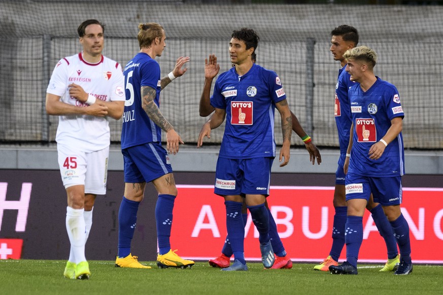 Les joueurs lucernois celebrent le 1 a 0 devant le defenseur valaisan Mickael Facchinetti, gauche, lutte pour le ballon avec $, droite, lors de la rencontre de football de Super League entre le FC Sio ...