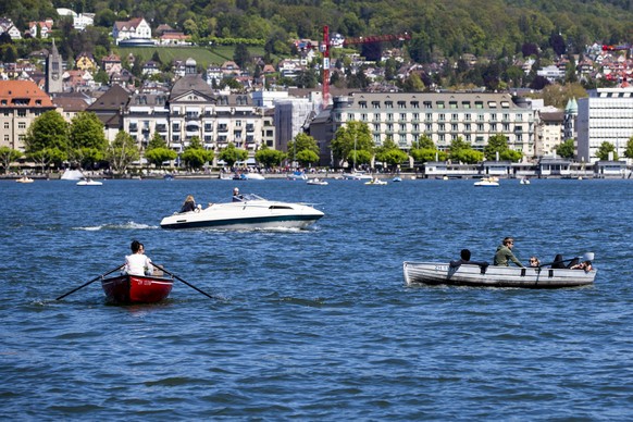 ARCHIVBILD ZUR AUFHEBUNG DER 0.5-PROMILLEGRENZE FUER FREIZEITKAPITAENE, AM MITTWOCH, 01. MAI 2019 ---- Leute geniessen das schoene Wetter in Booten am Donnerstag, 5. Mai 2016, auf dem Zuerichsee vor d ...